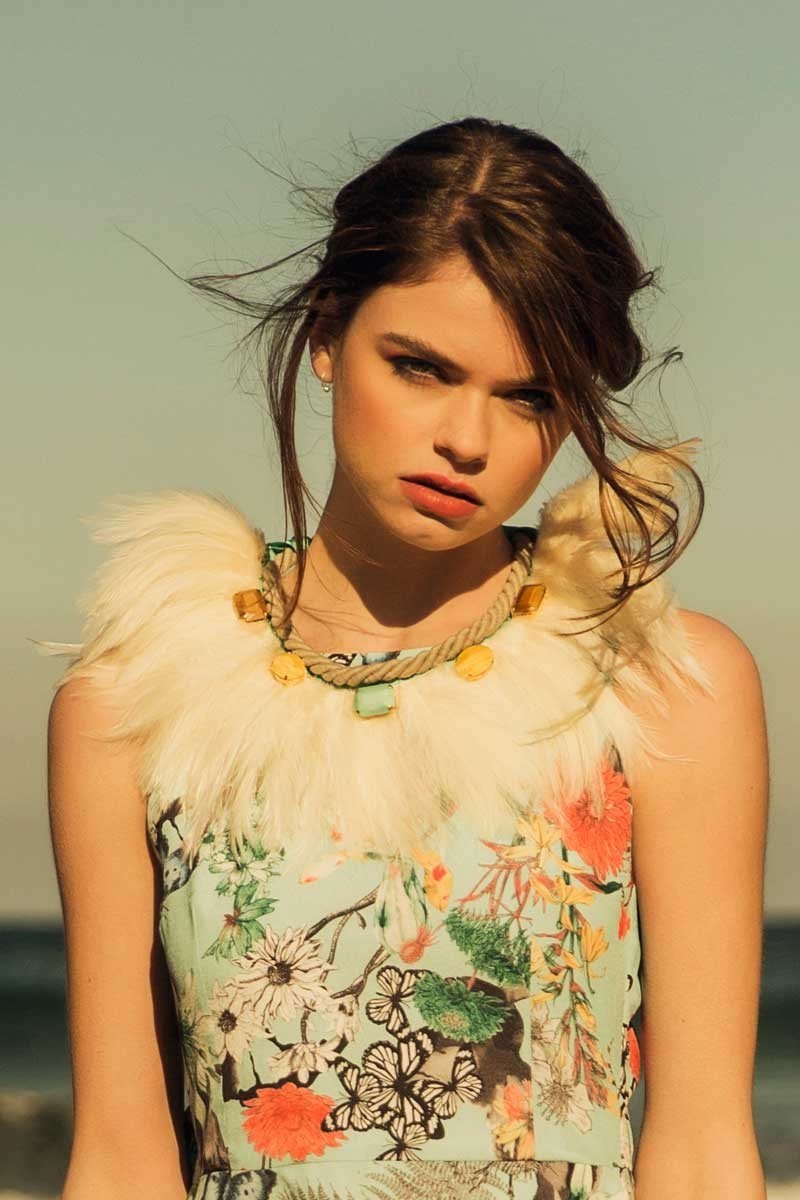 Collar Beige Plumas y Pedrería