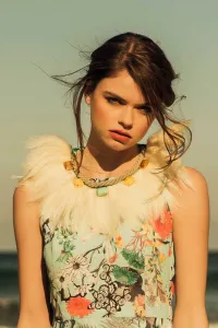 Collar de Cordon con Piedras de Colores y Plumas Beige Claro