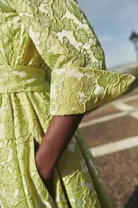 Vestido largo camisero en tejido brocado lima para invitada a
