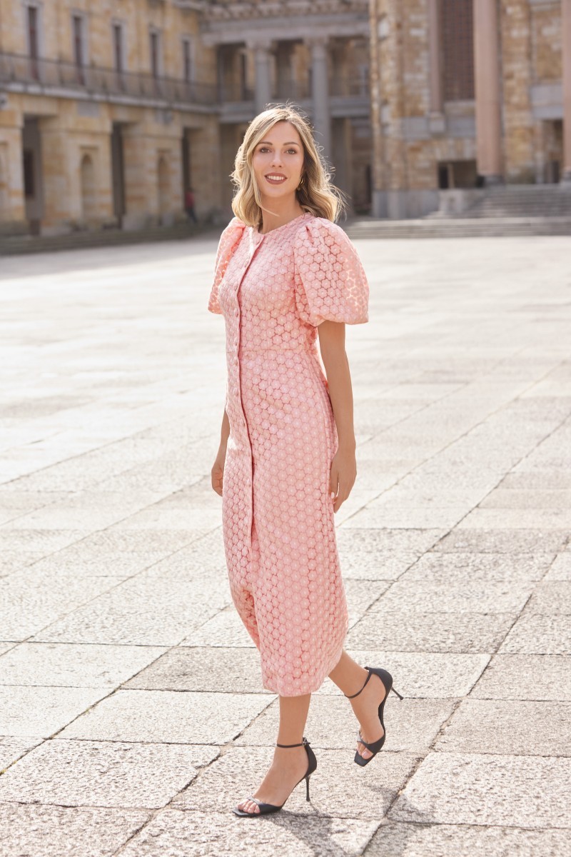 Vestido brocado rosa con mangas volumen y botones joya  para