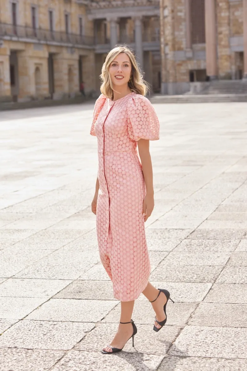 Vestido brocado rosa con mangas volumen y botones joya para