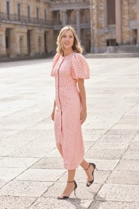 Vestido brocado rosa con mangas volumen y botones joya  para