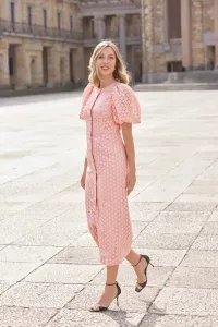 Vestido brocado rosa con mangas volumen y botones joya para