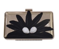 Bolso dorado con plumas negras y piedras blancas facetadas