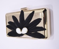 Bolso dorado con plumas negras y piedras blancas facetadas