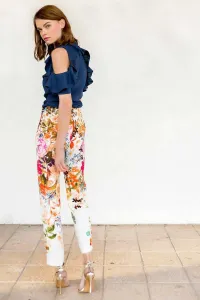 Pantalon pitillo ajustado blanco estampado flores colores tobillo