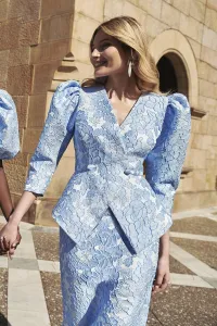 Vestido brocado azul claro con peplum y mangas volumen para boda,