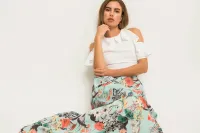 Falda larga fluida vuelo azul claro estampada mariposas flores