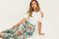 Falda larga fluida vuelo azul claro estampada mariposas flores