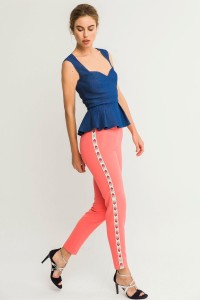 Pantalon pitillo coral con pasamaneria lateral