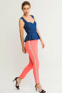 Pantalon pitillo coral con pasamaneria lateral