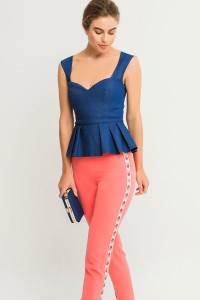 Pantalon pitillo coral con pasamaneria lateral