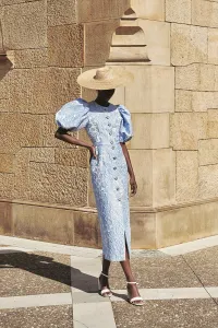 Vestido brocado azul claro con mangas volumen y botones joya para
