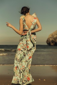 Vestido Largo Crepe Vuelo Mariposas Flores Lazada Espalda Sin Manga