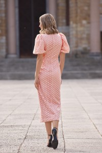 Vestido brocado rosa con mangas volumen y botones joya  para