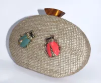 Bolso de fiesta de rafia con insectos joya en tonos coral y