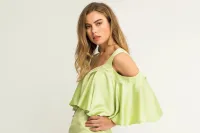 Vestido corto ajustado tirantes gasa saten verde pistacho capa
