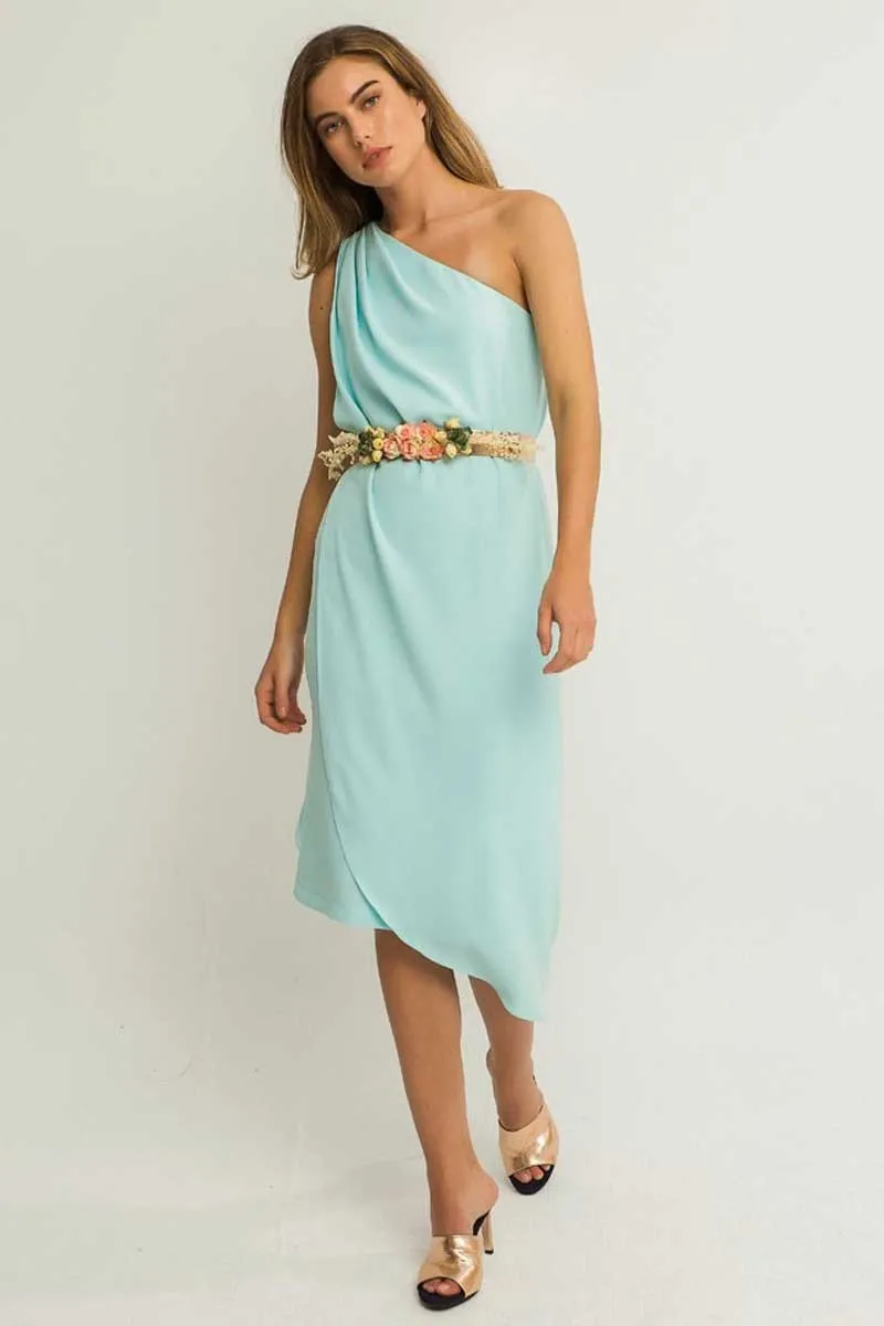 Vestido corto crepe azul claro escote asimetrico efecto capa cenido