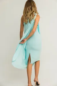 Vestido corto crepe azul claro escote asimetrico efecto capa cenido