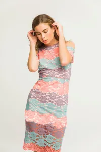 Vestido corto cuello encaje hombros descubiertos manga corta