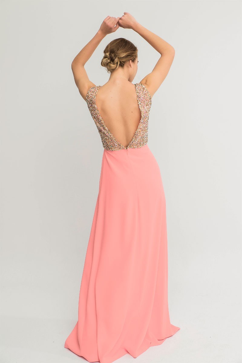 Vestido con pedrería y abertura