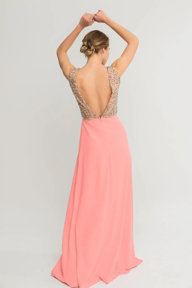 Vestido con pedrería y abertura