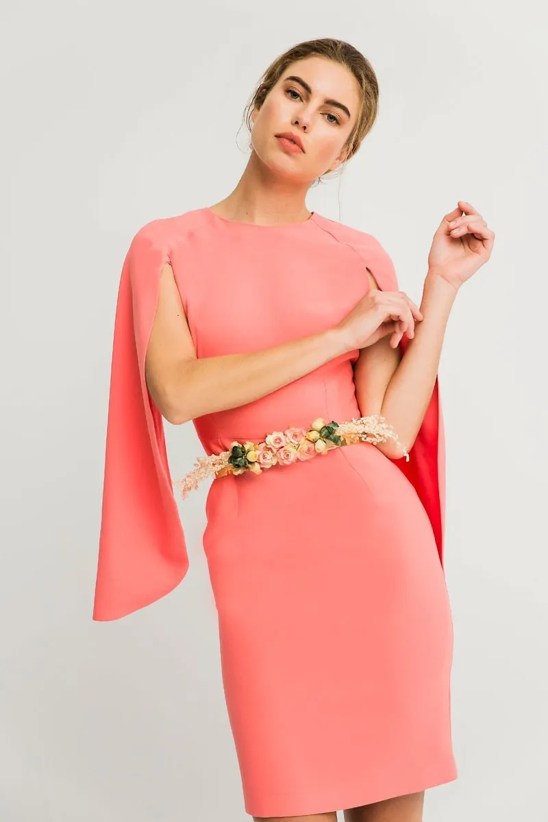 Vestido corto crepe coral mangas efecto capa ajustado cintura