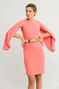 Vestido corto crepe coral mangas efecto capa ajustado cintura