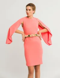 Vestido corto crepe coral mangas efecto capa ajustado cintura