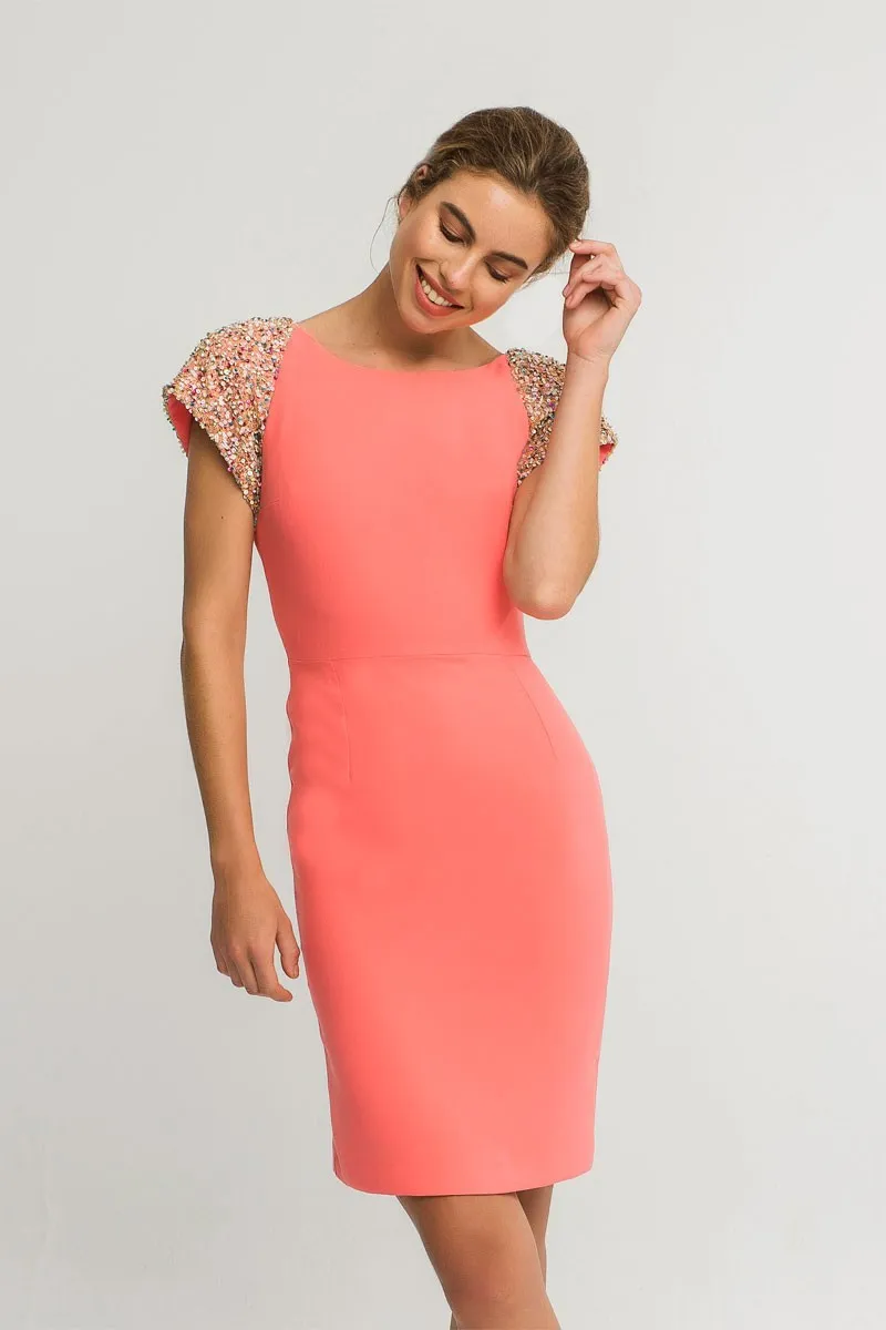 Vestido corto recto coral manga raglanlentejuelas hombros espalda