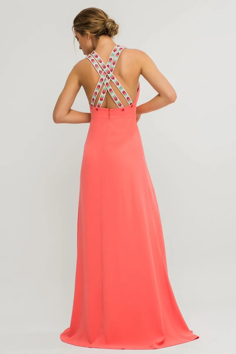 Vestido largo coral cuello halter pasamaneria piedras tirante
