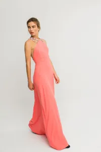 Vestido largo coral cuello halter pasamaneria piedras tirante