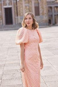 Vestido brocado rosa con mangas volumen y botones joya  para