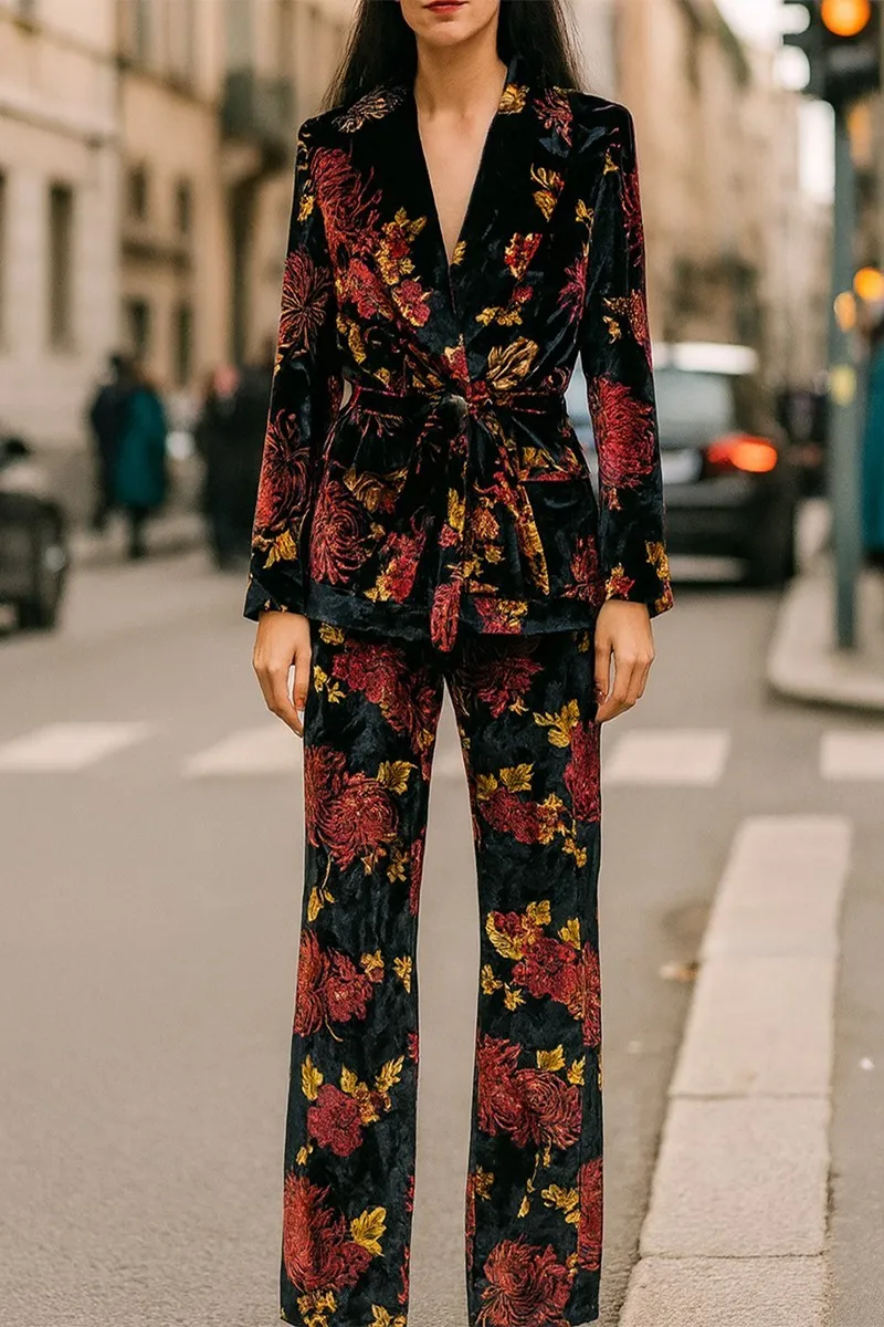 traje de chaqueta y pantalón terciopelo negro con estampado de