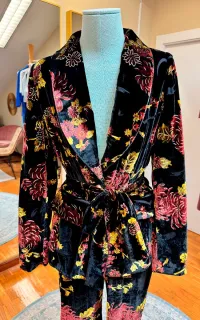 traje de chaqueta y pantalón terciopelo negro con estampado de