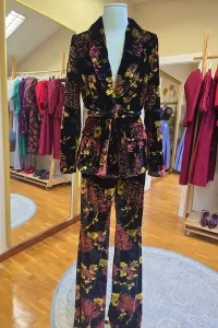 traje de chaqueta y pantalón terciopelo negro con estampado de