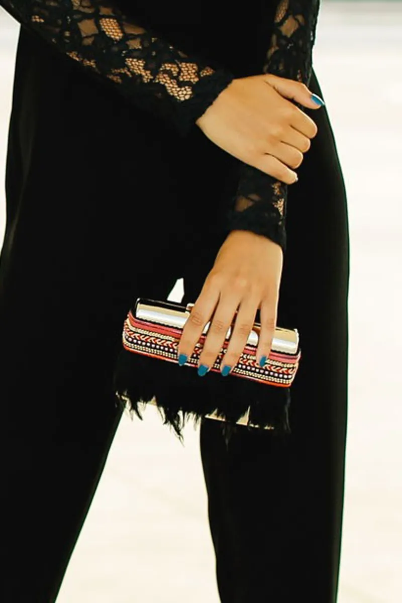 clutch fiesta laton dorado con plumas negras y pasamaneria