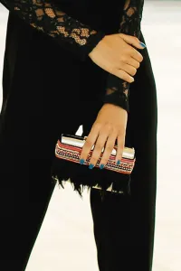 clutch fiesta laton dorado con plumas negras y pasamaneria