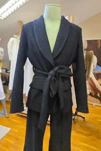 Traje de chaqueta y pantalón brocado color negro