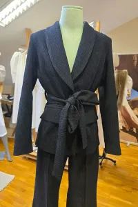 Traje de chaqueta y pantalón brocado color negro