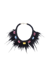 Complemento de collar negro con plumas negras y predería de colores