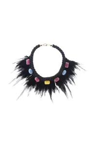 Complemento de collar negro con plumas negras y predería de colores