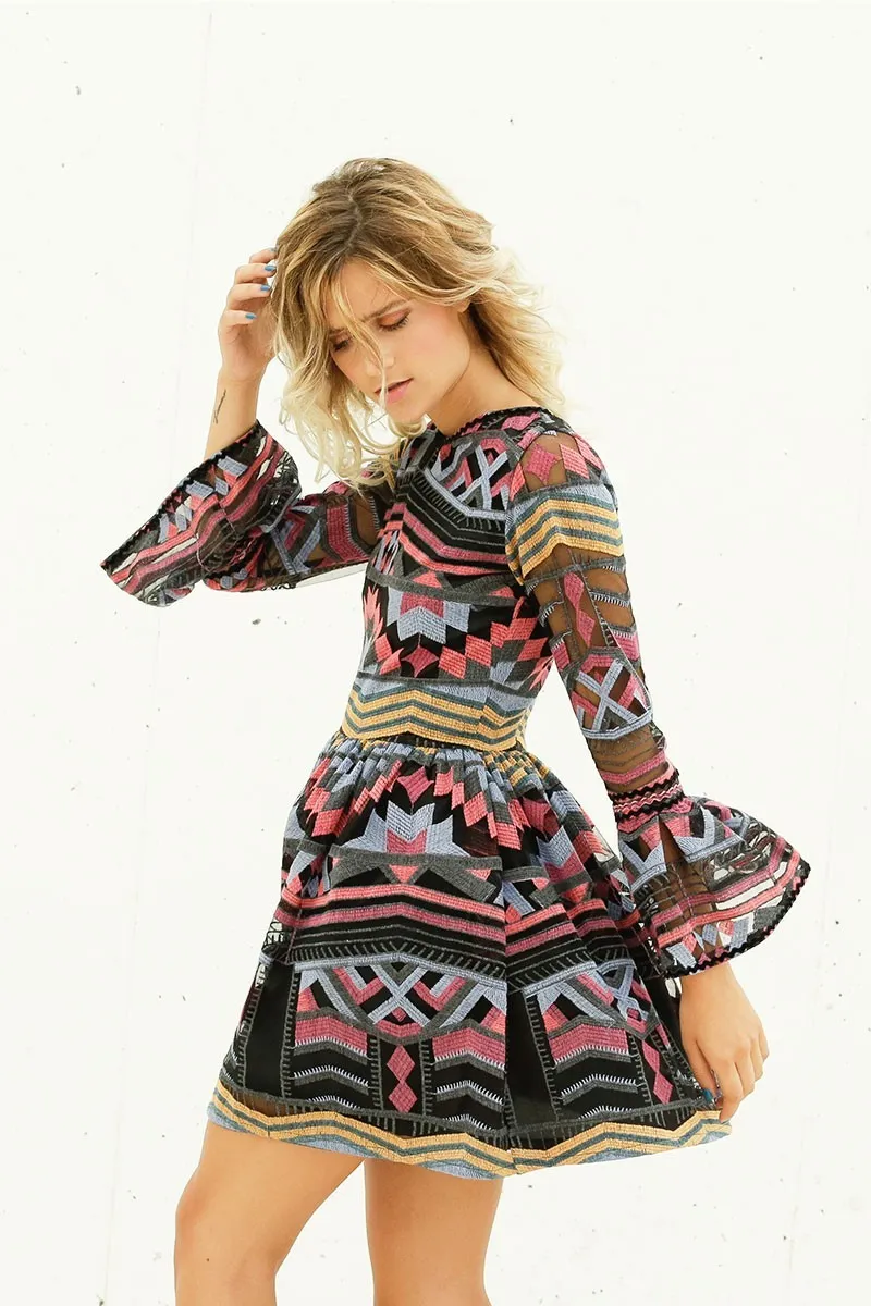vestido corto de fiesta etnico con vuelo y volantes en las mangas