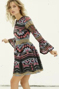 vestido corto de fiesta etnico con vuelo y volantes en las mangas