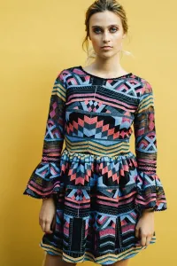 vestido corto de fiesta etnico con vuelo y volantes en las mangas
