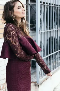 Vestido de fiesta corto piqué marsala granate volante y encaje
