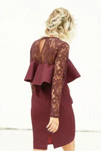 Vestido de fiesta corto piqué marsala granate volante y encaje