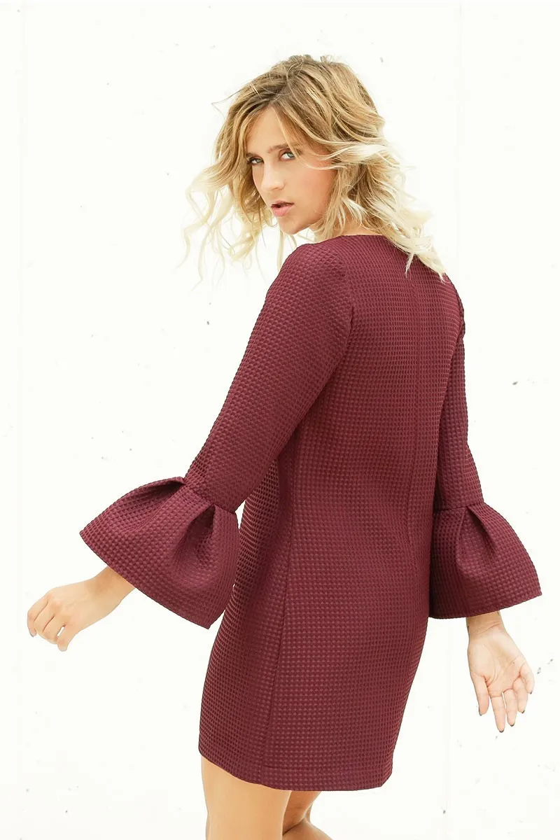 vestido de fiesta corto piqué con manga con volante y corte evasé