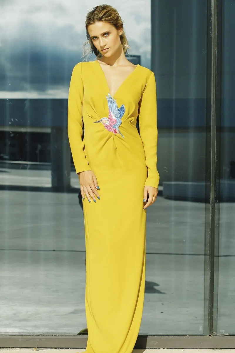 Vestido de fiesta largo mostaza drapeado con pajaro bordado para