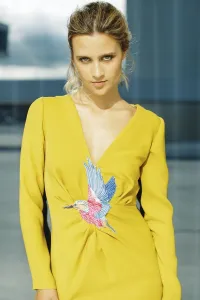 Vestido de fiesta largo mostaza drapeado con pajaro bordado para